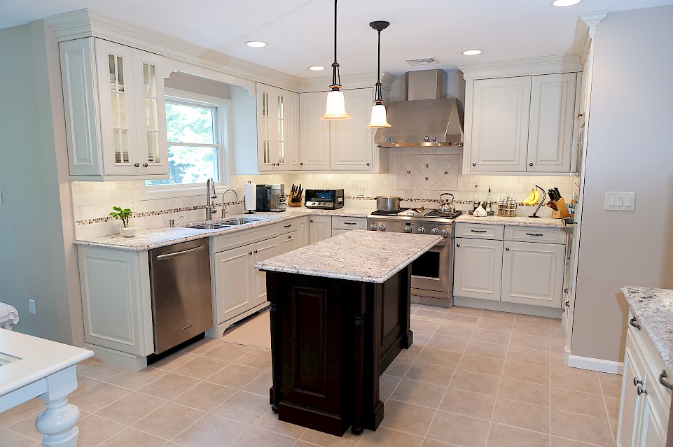 A Brookhaven II kitchen with the Winter Haven Raised door style.