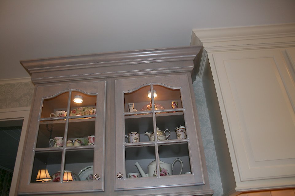 Puck lighting inside the hutch.