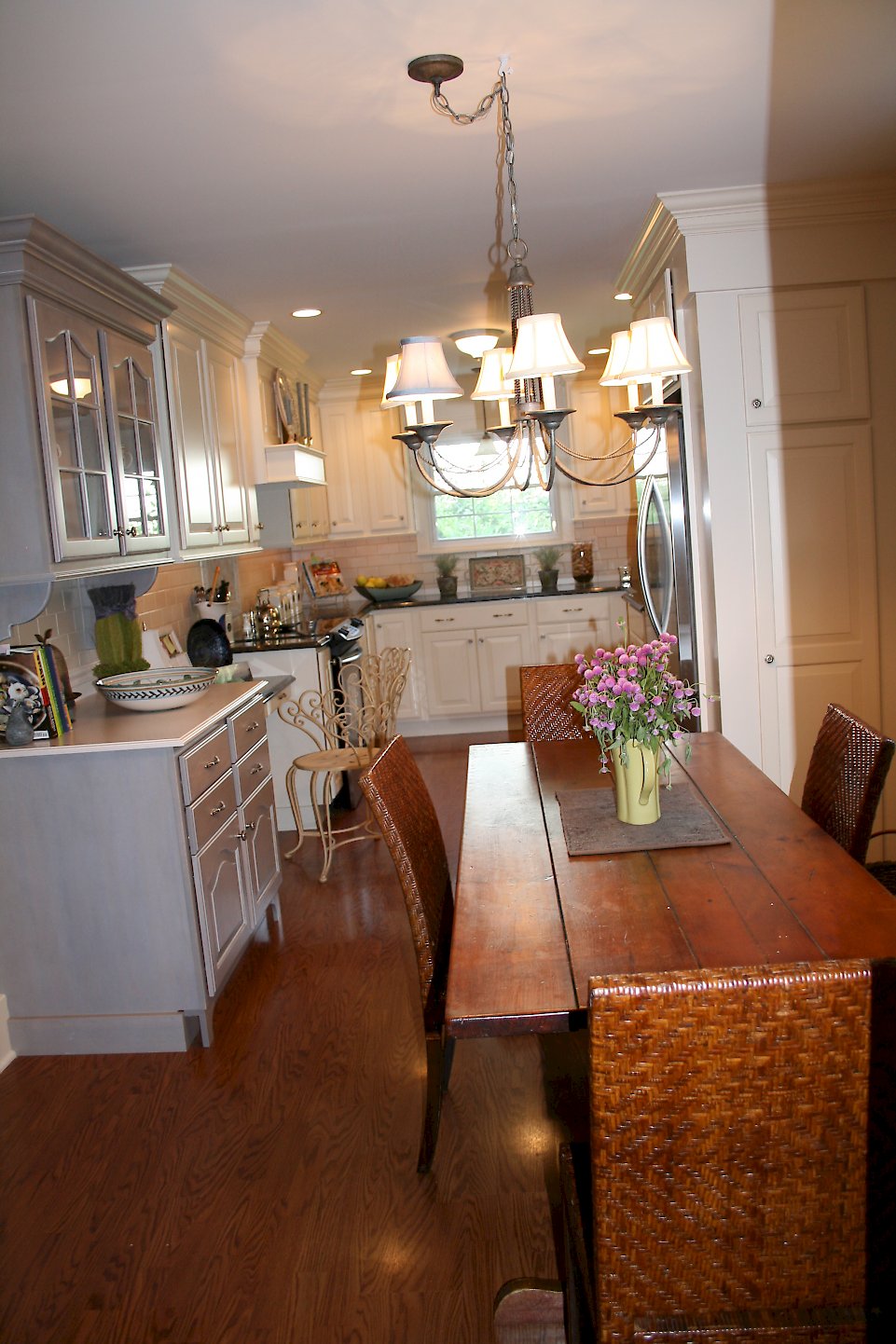 Far view of the kitchen.