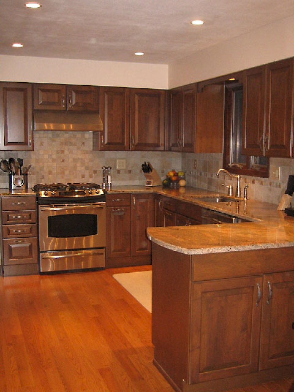 Juparano Columbo Gold Granite counter-tops.