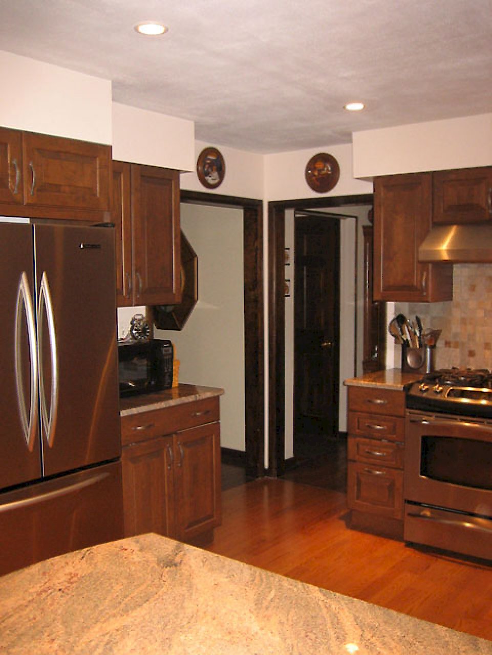 Dual entrance way to the kitchen.
