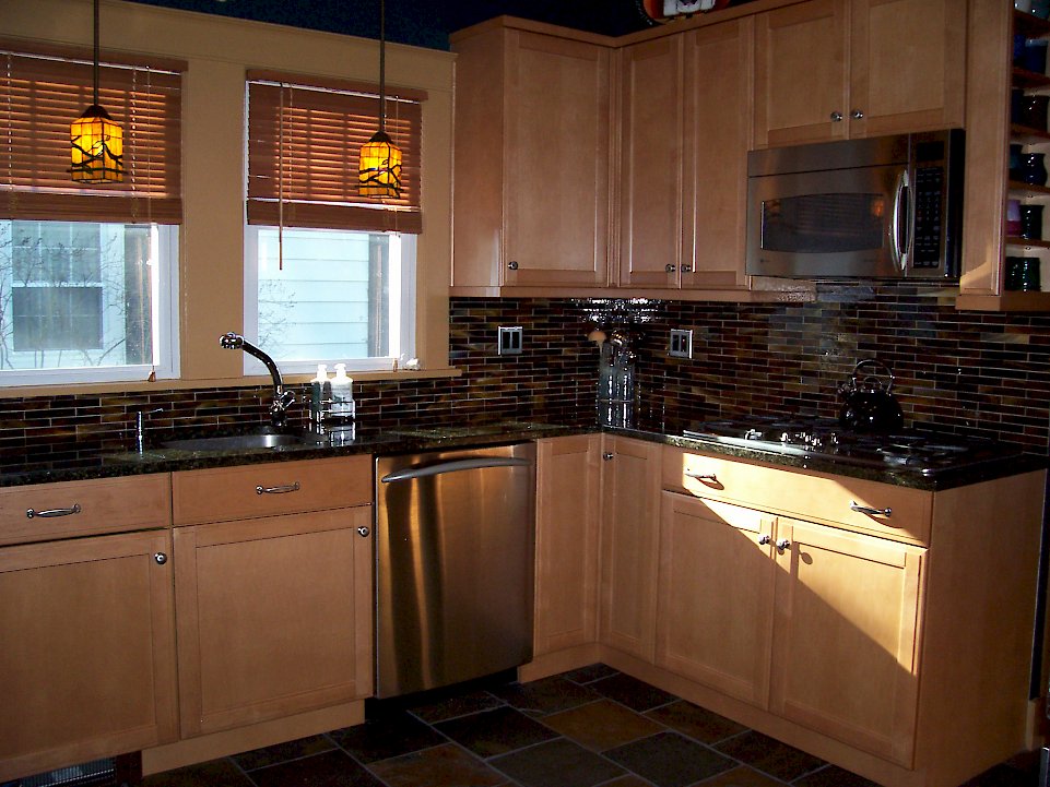 A Carmel Maple kitchen with an Uba Tuba granite Counter-top.