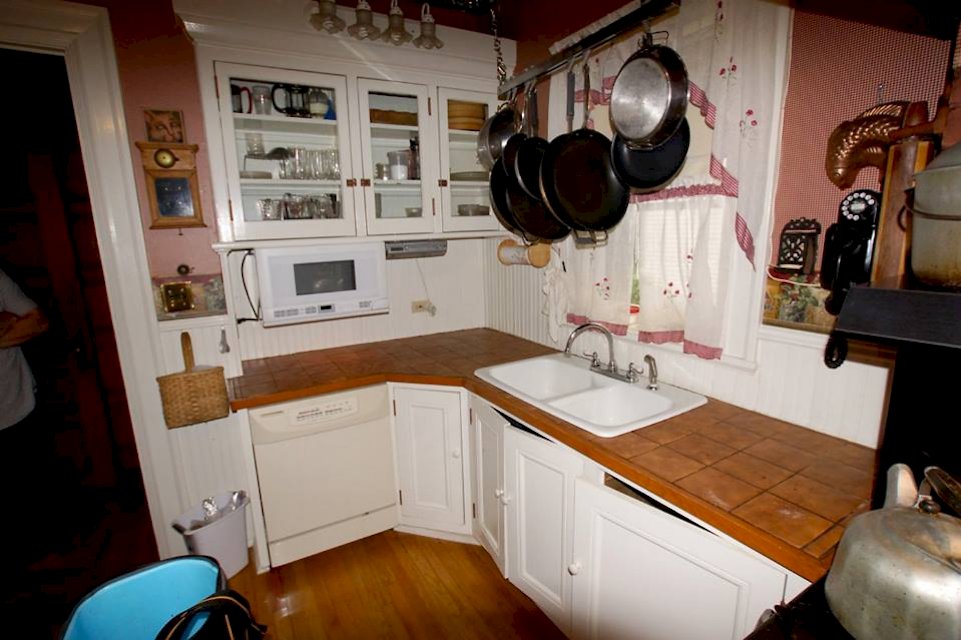 Before pics when the original cabinetry was first installed.