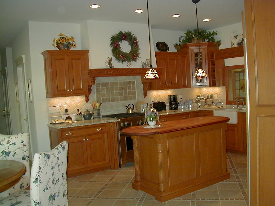 Essex recessed Wood-Mode kitchen with an Amber Dark Glaze