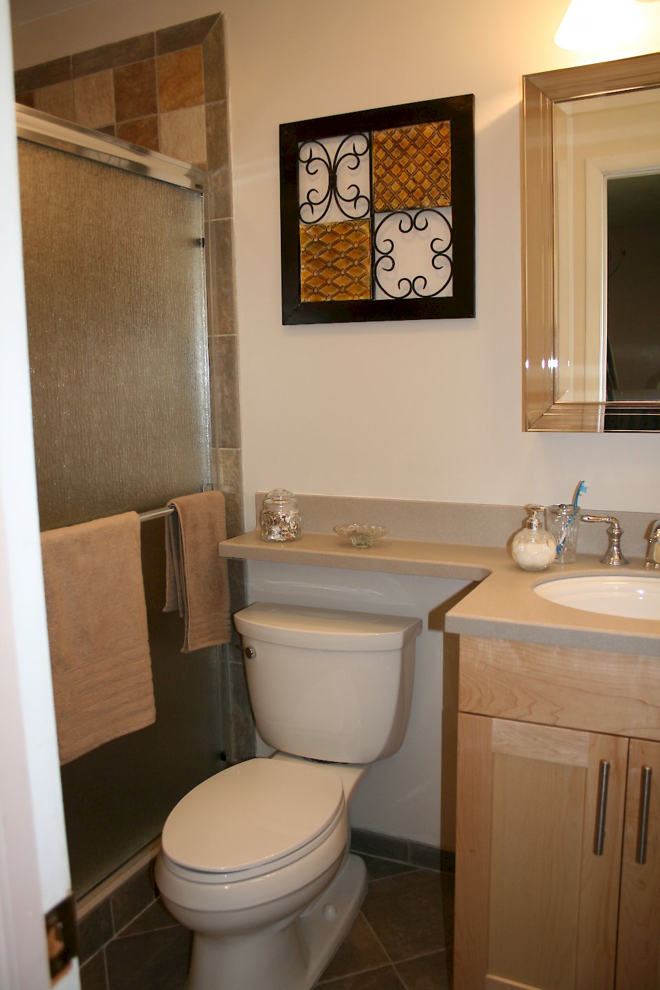 Kohler toilet sitting under the banjo top.